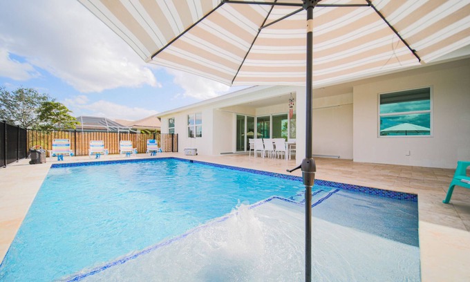Diplomat House | Luxury Living at Cape Coral-Heated Pool 3 Bedroom-3 Bathroom-Fresh Water Canal.