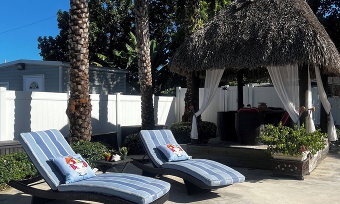 Ludlam Apartment | đşLuxury Paradise: Tropical Post-Op Style Edition đş