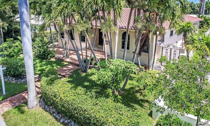 South Lake Villa | Magnificent Villa By The Lake Near Hollywood Beach & Boardwalk