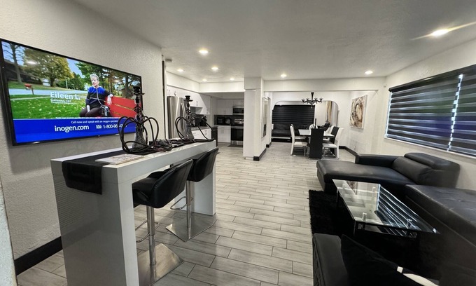 Dania Beach House | MASSIVE HOME WITH HEATED POOL, NEAR BEACH IN SUNNY SOUTH FLORIDA