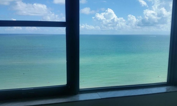 Mid Beach Apartment | Miami Beach Suncoast Apartment III