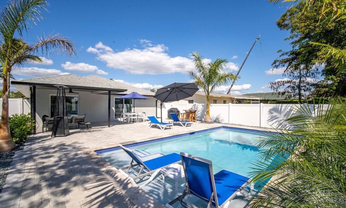 Naples Park House | Minutes to the beach!