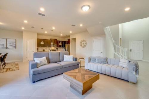 Four Corners House | Modern 5br Getaway W Heated Pool & Bbq Area