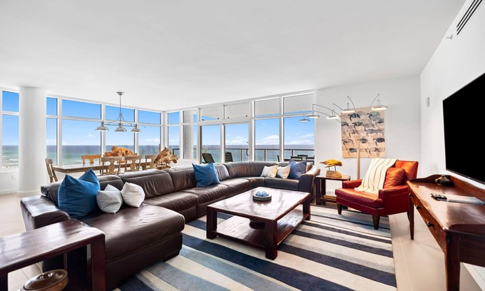Fort Walton Beach - Destin Condo | Modern Beachfront Condo w/Luxe Amenities & private beach access in Destin! ππ΄β
