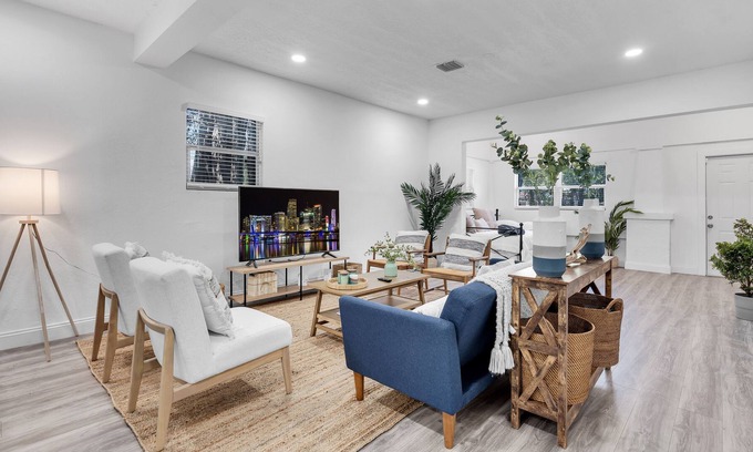 Little Haiti House | Modern & Cozy 5BD House in Buenavista/DesignDstrct