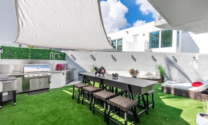 Beach Park House | Modern Home next to Bucs Stadium & Airport