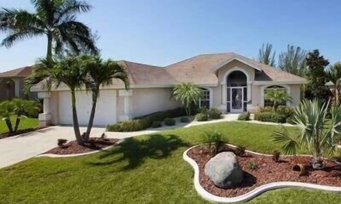 Pelican House | Modern luxury villa, south-facing, boat (optional),rental prices incl. 11.5% tax