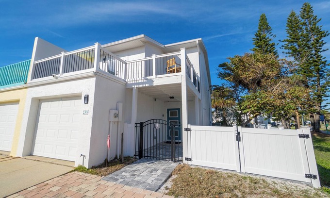 Cape Caneveral Beach Gardens House | Modern Townhome I 3 Minute Walk the Beach I Patio/Grill I Beach Gear I Sun Deck