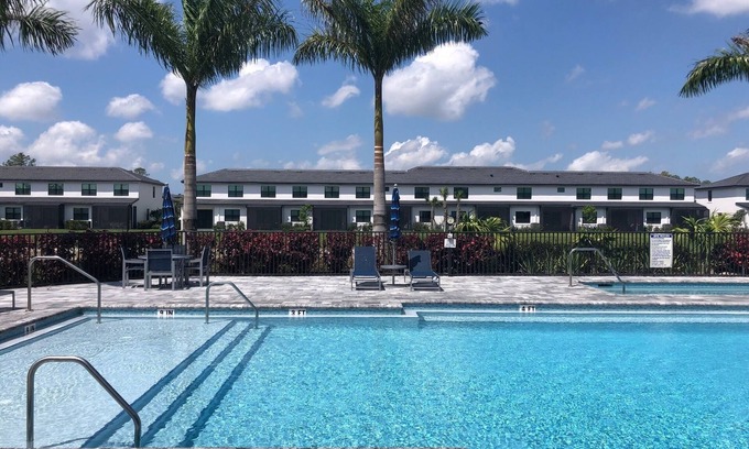 Naples House | Naples Florida Townhome drive close to beaches and world class shopping.