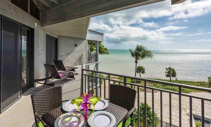 Key West Condo | *NEPTUNE'S PENTHOUSE @ THE BEACH* Oceanfront Condo/Pool + LAST KEY SERVICE.