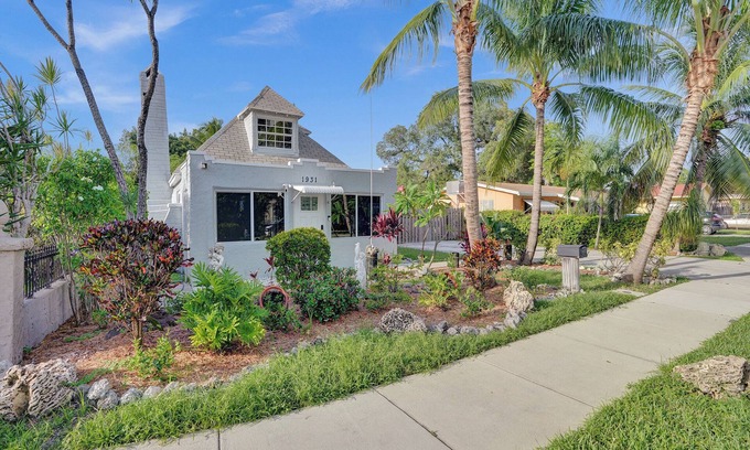 Royal Poinciana House | NEW! 5 minutes from the beach! Cozy retreat in Hollywood!