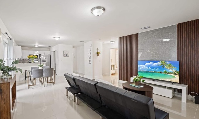 Liberty City House | New house 3 minutes to Design District, Midtown. 10min to South Beach, Downtown