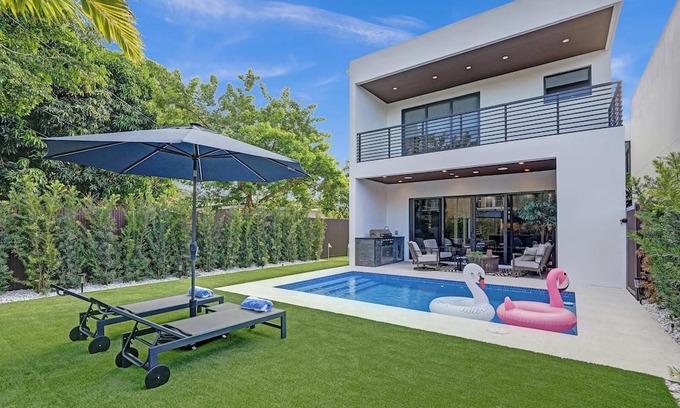 Lake Ridge House | New Luxe Contemporary Home 4BR/4BA w/Heated Pool, Mini Golf & Pool table