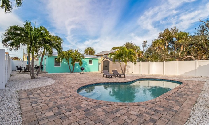 Fort Myers Beach House | Newly Renovated🌴Mango Villa - Steps away from beach/private heated pool🌞
