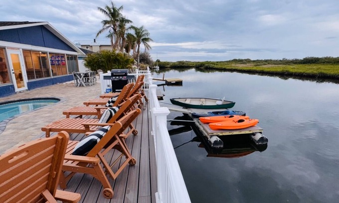 Spring Hill House | No Storm Damage 5 bedrooms, Heated Pool, Sunsets