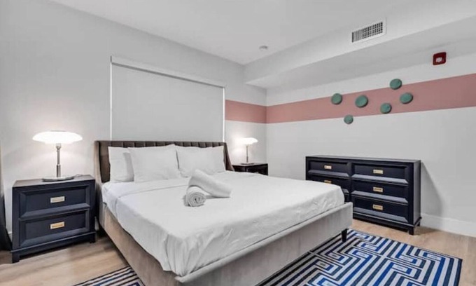 West Avenue Apartment | Nouveau suite Resort Passes & Parking Available
