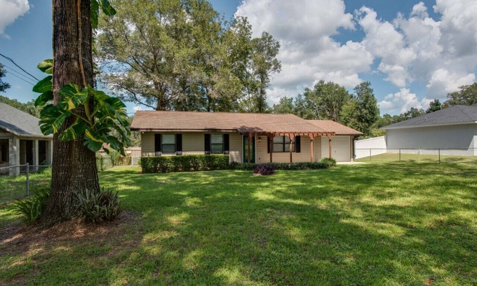 Fellowship House | Ocala Bungalow - Dog Friendly - 4 mins to WEC