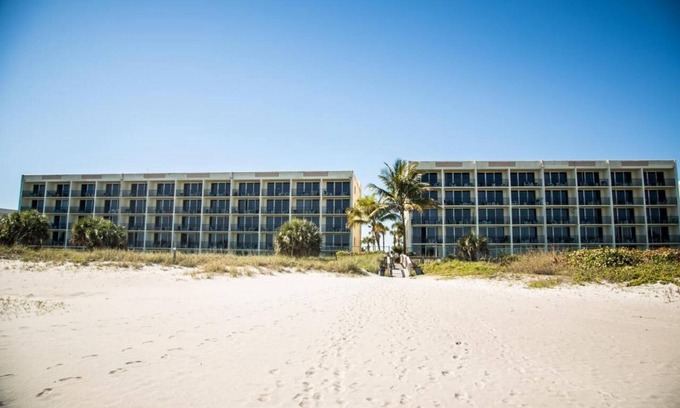 Cocoa Beach Condo | Ocean Landings Resort & Racquet Club Studio Unit Sunday Check-In