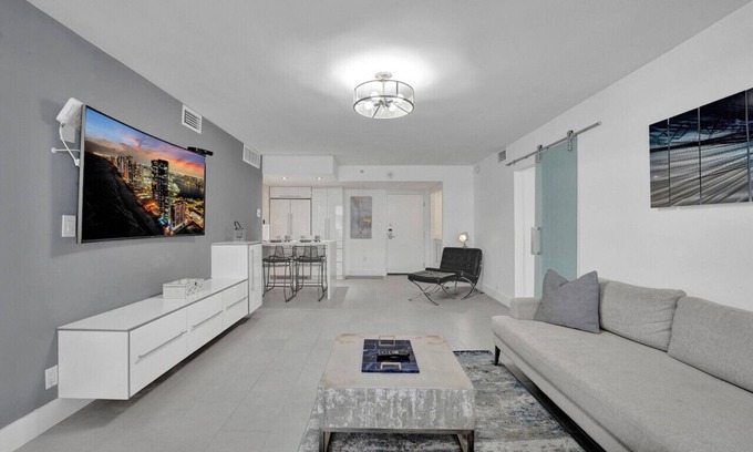 Mid Beach Apartment | Ocean View Elegant 2BDR 2BA Condo Beach Access 714