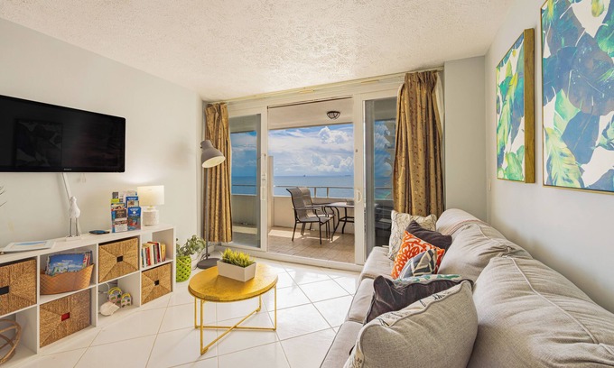 Galt Mile Resort | Oceanfront Resort 40' Balcony 8th Floor