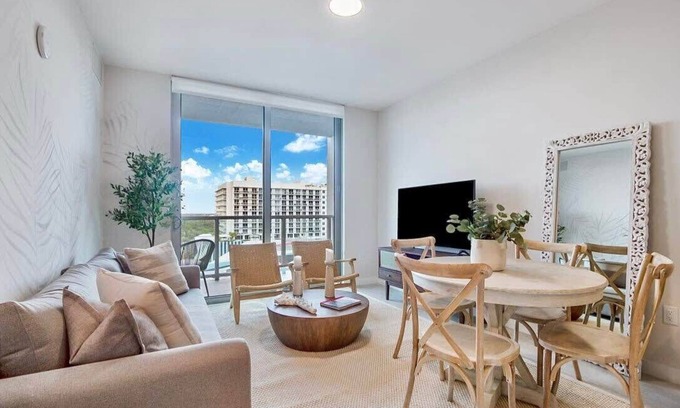 Northeast Miami Condo | One Bedroom Condo King Bed With City Views