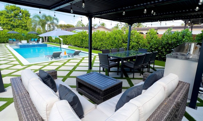 Kendale Lakes House | One Of A Kind Luxury Smart Home - Beachclub Style Pool/BBQ/Spa