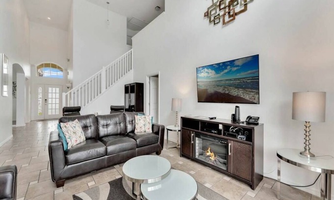 Lake Berkley House | Orlando Getaway · 5 Bedrooms + Pool