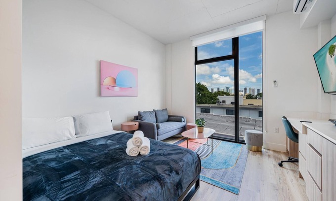 East Little Havana Apartment | Pastel Studio | Downtown View, Roof Deck, Central