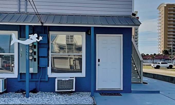 Thomas Drive Condo | PC Beach Retreat B | Near Beach with Large Shared Backyard and Outdoor Shower