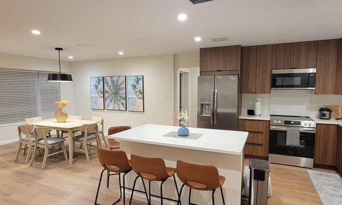 Gulf Gate Estates House | Peaceful 3-bedroom 2.5 bath house with AC in Sarasota 6 minutes to Siesta Key