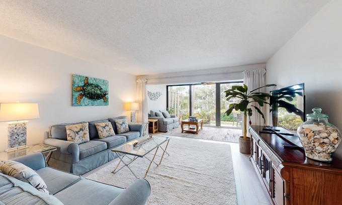 Holmes Beach Condo | Peaceful condo with pool, tennis, fishing dock, & tennis - serenity awaits