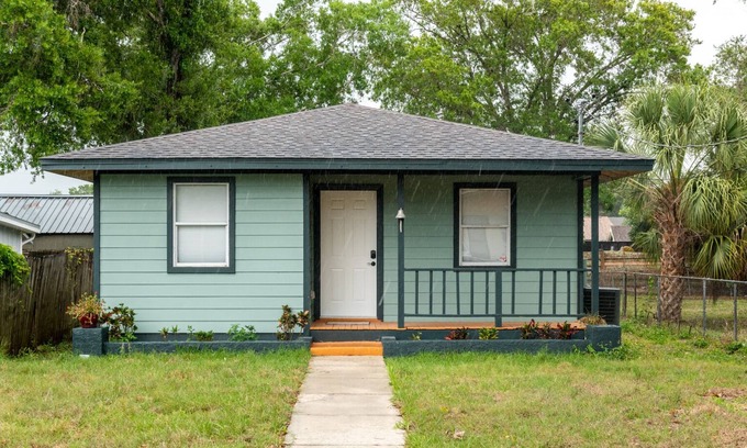 Fruitville House | Peaceful stay house 3BR 1 BA-near Aquarium
