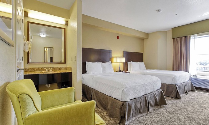 Florida Central Atlantic Coast Hotel | Perfect Family Vacation! 4 Convenient Rooms, Enjoy Our Outdoor Pool & Breakfast