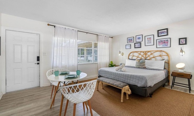 Historic Old Northeast Apartment | Perfect Location Vinoy Beach Getaway Sun and fun