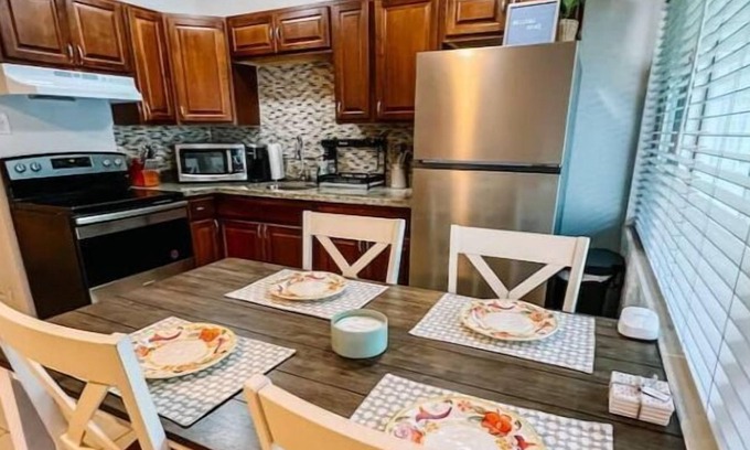 Riverside Park House | Pet friendly cheerful home in quiet neighborhood
