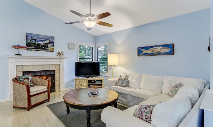 American Beach House | Pet Friendly | Summer Beach Home | Screened Porch | Quick Walk to the Beach