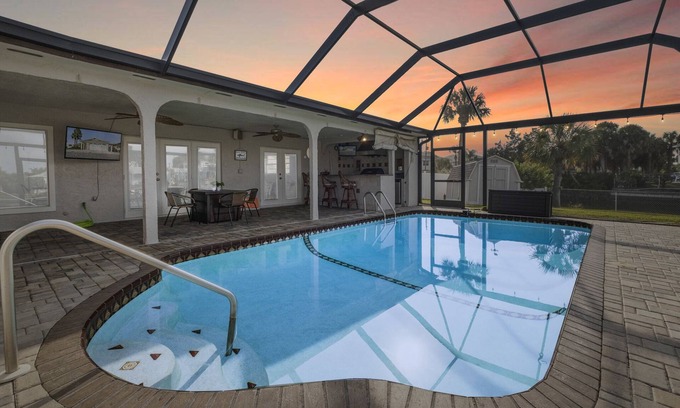 Spring Hill House | Pool-Dock-Kayaks-Outdoor Kitchen-Ping Pong! Waterfront paradise <3