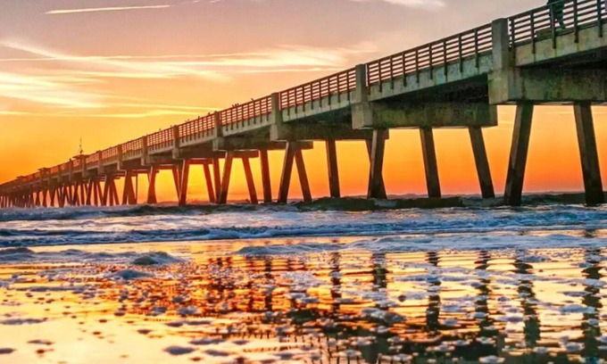 Jacksonville Beach Apartment | Poolside 1 BD a block from beach
