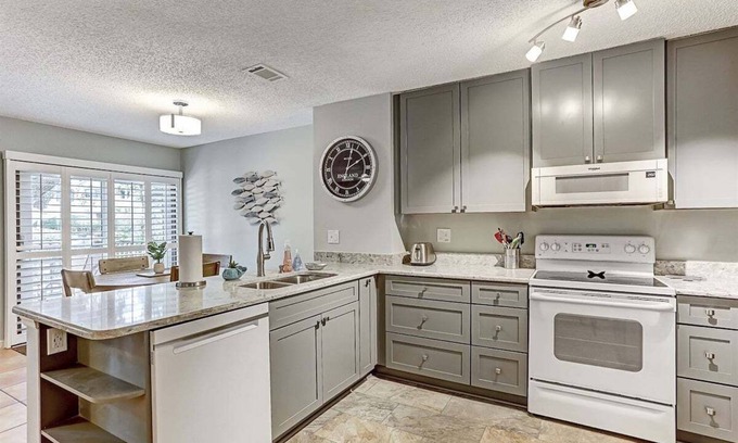 Amelia City Condo | Poolside Retreat: Close to Beach, Gated Complex