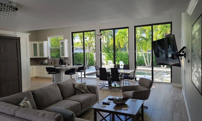 Lauderdale-by-the-Sea House | Private Newly Renovated Home 2020- Short Walk to Beach, Food, Shopping & More!