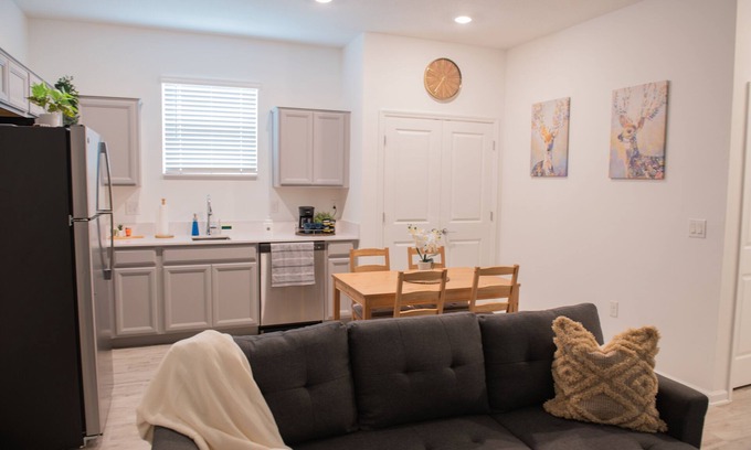 Bartow Apartment | Private One Bedroom Apartment at Bartow