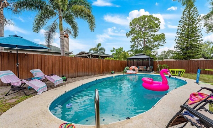 Pinellas Park House | Private Pool 15 Mins to Beach & Downtown St. Pete