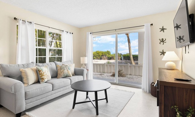 Bradenton Beach House | Quaint 1/1 Triplex Bay Views, Near Beach Convenient to Dining and Shopping