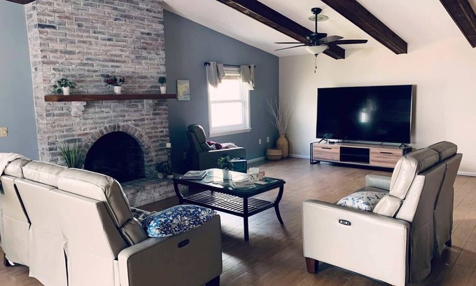 North Bay Hills House | Quiet 2-BR house w/pool & office. Monthly rental.