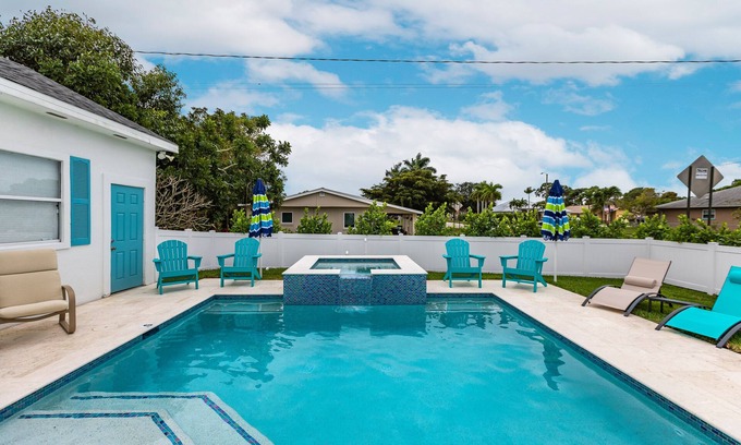 Naples Park House | REMODELED BEACH HOME IN NAPLES! 1 1/2 MILES TO VANDERBILT BEACH WITH POOL/SPA