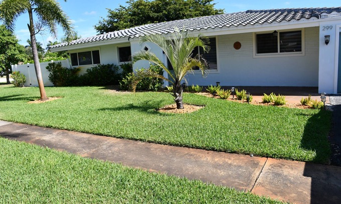 Boca Raton House | Renovated Home with Private pool.1.7 MILES TO THE BEACH. 8 minutes walk to Shuls
