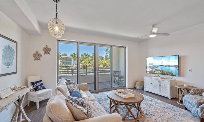 Central Sarasota Condo | Resort-Like Amenities, Bay Views, Close to Beach/Downtown