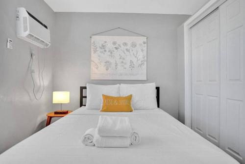 Poinciana Park Apartment | Rustic Retreats Beachy 1BR for 4 guests in the heart of Fort Lauderdale