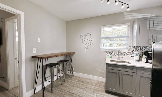 Poinciana Park Apartment | Rustic Retreats: 1BR for 4 guests minutes from Las Olas
