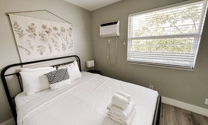 Poinciana Park Apartment | Rustic Retreats: 1BR for 4 guests minutes from Las Olas